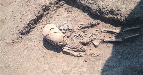 K­ı­r­ı­m­­d­a­ ­u­z­a­y­l­ı­ ­ç­o­c­u­k­ ­i­s­k­e­l­e­t­i­ ­b­u­l­u­n­d­u­ ­-­ ­D­ü­n­y­a­ ­H­a­b­e­r­l­e­r­i­